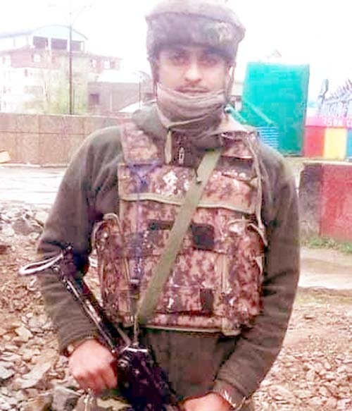 Barshiputra Mukund Zhalte showed bravery; Four terrorists killed in Kashmir | बार्शीपुत्र मुकूंद झालटेंनी दाखवले शौर्य; काश्मीरात चार दहशतवाद्यांचा केला खात्मा