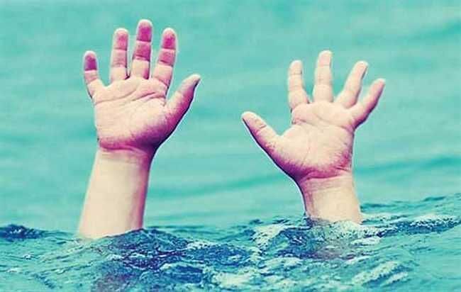 Two sisters drowned in a pond after slipping while playing | खेळताना पाय घसरल्याने तलावात बुडून दोन बहिणींना जलसमाधी