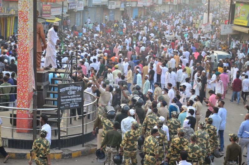 Violent turn of events in Amravati against the backdrop of Tripura incident | त्रिपुरातील कथित घटनेचे अमरावतीत पडसाद, मोर्चाला हिंसक वळण