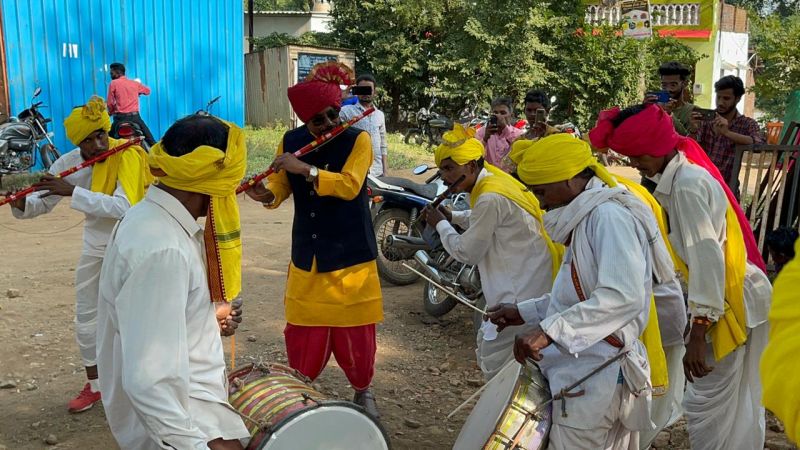 In Patel Ghungru Bazaar in Melghat, Rajkumar Patel holds a contract on tribal dance | मेळघाटातील घुंगरू बाजारात राजकुमार पटेलांनी बासरीच्या तालावर धरला आदिवासी नृत्यावर ठेका