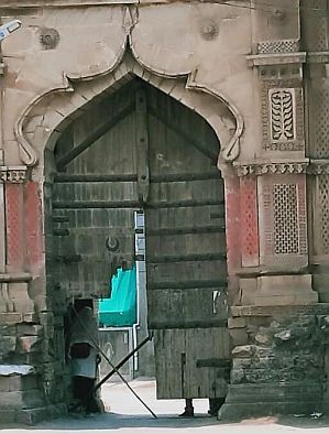It is dangerous to close the doors of Achalpur fort | अचलपूरच्या परकोटाचे दरवाजे बंद करणे धोकादायक