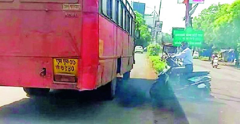 Air pollution due to debris buses | भंगार बसेसमुळे वायुप्रदूषण