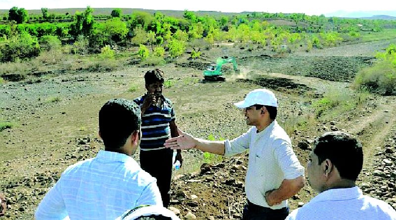 Use of river plowing in Achchalpur taluka for raising the water level | जलस्तर उंचविण्यासाठी अचलपूर तालुक्यात नदी नांगरण्याचा प्रयोग