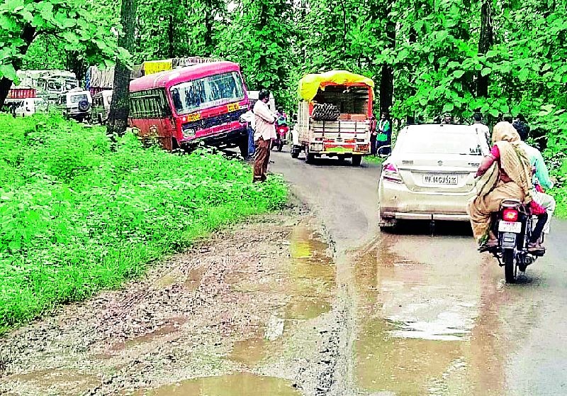 Paratwada-Indore inter-state highway blocked for four hours | परतवाडा-इंदूर आंतरराज्य महामार्ग चार तास ठप्प