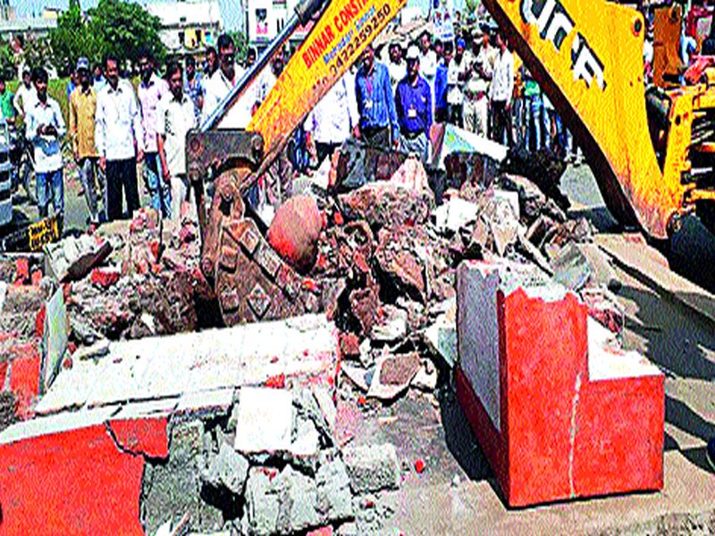 Campaign of the municipal corporation: Action taken on 17 religious places on Sunday; 99 unauthorized religious places collapsed | महापालिकेची मोहीम : रविवारी १७ धार्मिक स्थळांवर झाली कारवाई९९ अनधिकृत धार्मिक स्थळे जमीनदोस्त