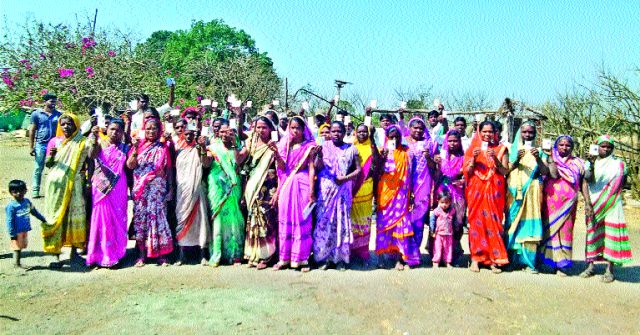 Tribal women boycott elections in Gram Panchayat | आदिवासी महिलांचा ग्रामपंचायत निवडणुकीवर बहिष्कार