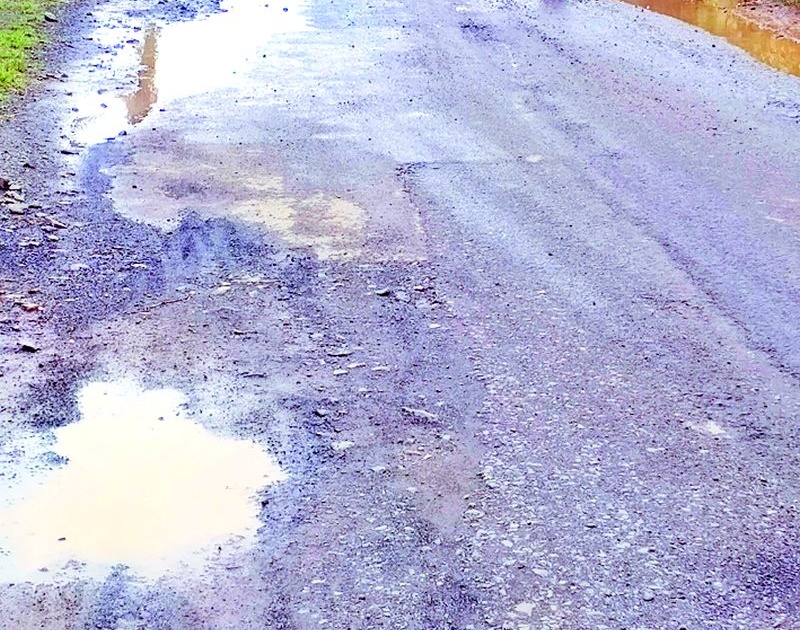 Life-threatening potholes on national highways | राष्ट्रीय महामार्गावर जीवघेणे खड्डेच खड्डे