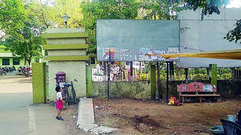 Banners in the district, hoardings are deleted | जिल्ह्यातील बॅनर, होर्डिंग्स हटविले