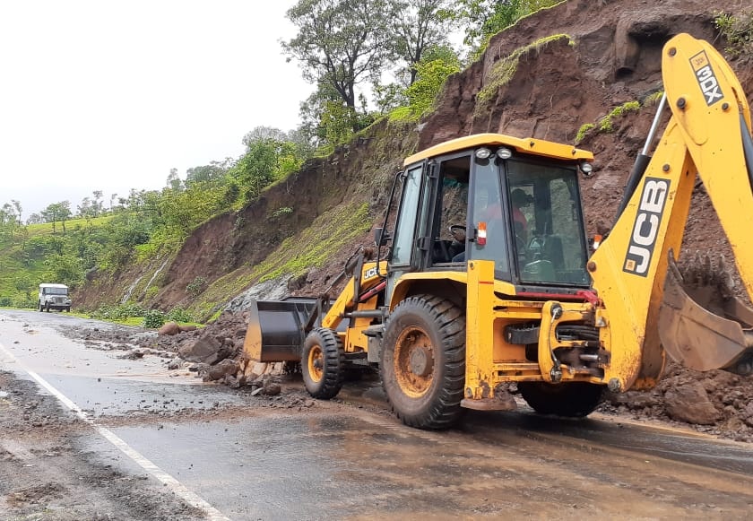 The rift on the Bhandardara route collapsed | भंडारदरा मार्गावर दरड कोसळली
