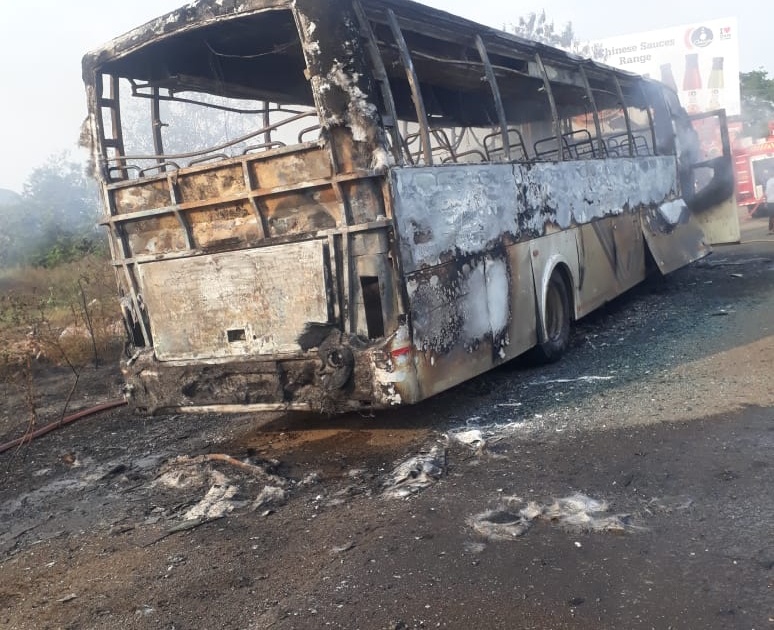 Private bus burnt to ashes | खासगी बस आगीत जळून खाक