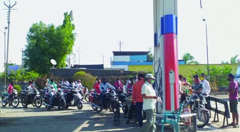 Chikhali petrol pump driver fined Rs 10,000 | चिखलीत पेट्रोल पंपचालकास दहा हजारांचा दंड