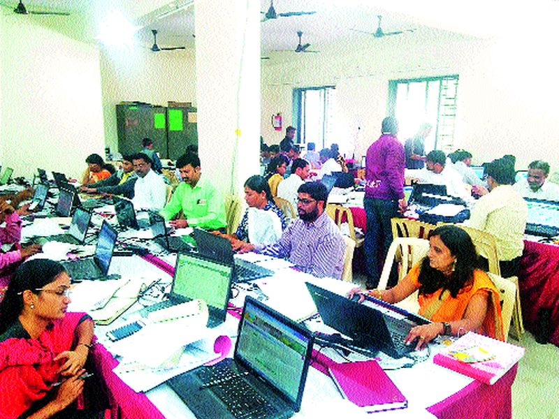Satabara: Talathi offices in Nashik taluka filled with dew slabs 'school' | सातबारा : नाशिक तालुक्यातील तलाठी कार्यालये ओस तलाठ्यांची भरली ‘शाळा’