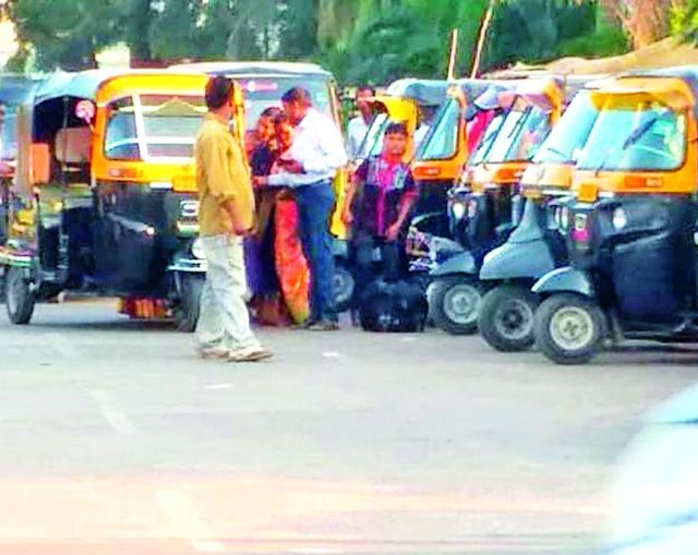 The headless parking of the autorickshaw is frustrating | आॅटोरिक्षाची बेलगाम पार्किंग ठरतेय डोकेदुखी