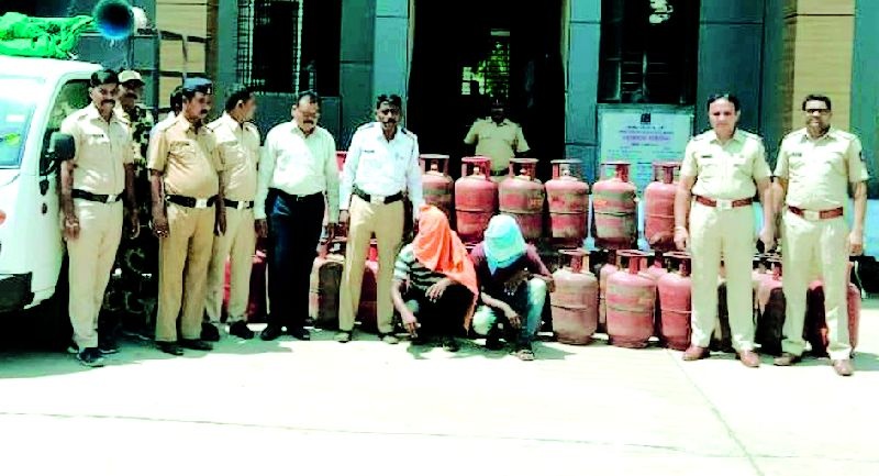 Illegal sale of cylinders, both arrested and arrested | सिलिंडरची अवैध विक्री, दोघांना अटक