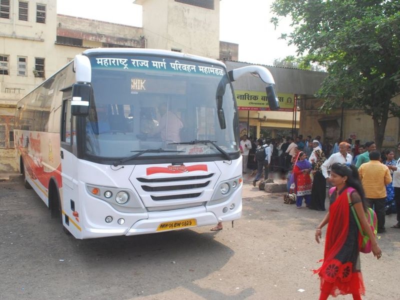 Passengers were arrested for 'Shivshahi' in Dhule | धुळ्यात ‘शिवशाही’साठी प्रवाशांना धरले जाते वेठीस