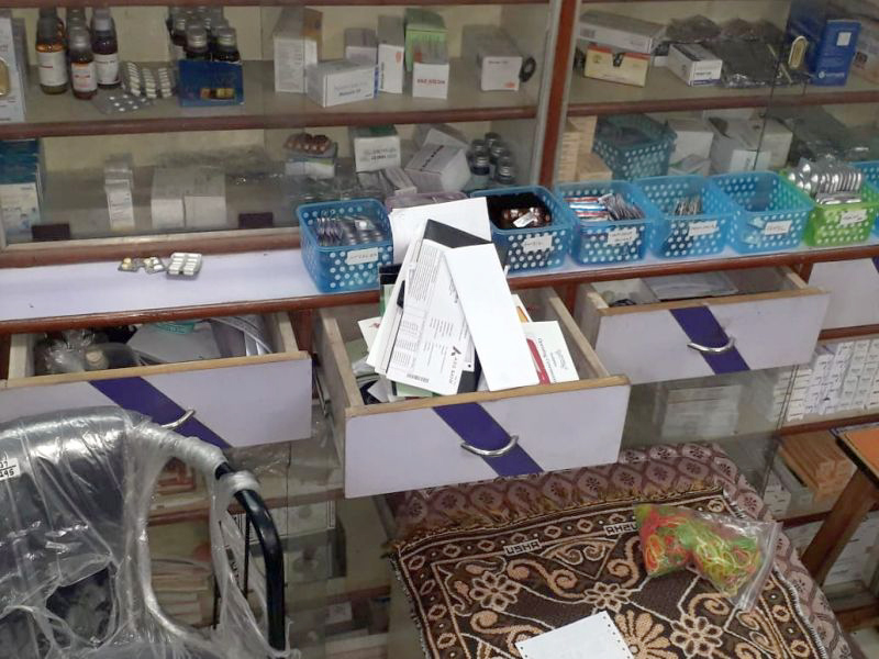 Shocking; The medical shop in the hospital in the restrictive area of Akluj was blown up | धक्कादायक; अकलूजच्या प्रतिबंधात्मक क्षेत्रातील हॉस्पीटलमधील मेडिकल दुकान फोडले