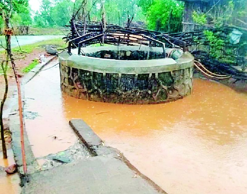 Ground water drain in Jagmapur | जगमपुरात नालीचे पाणी विहिरीत