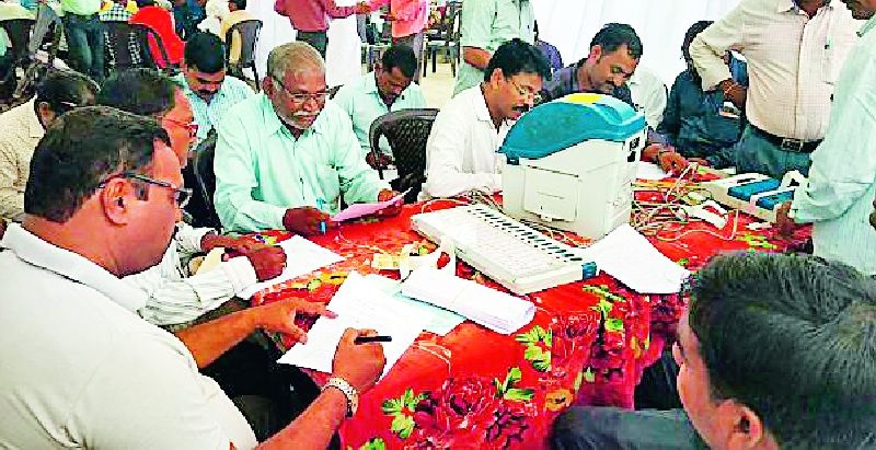 Maharashtra Election 2019 ; Training and multi-faceted testing of election staff | Maharashtra Election 2019 ; निवडणूक कर्मचाऱ्यांना प्रशिक्षण व बहुपर्यायी चाचणी
