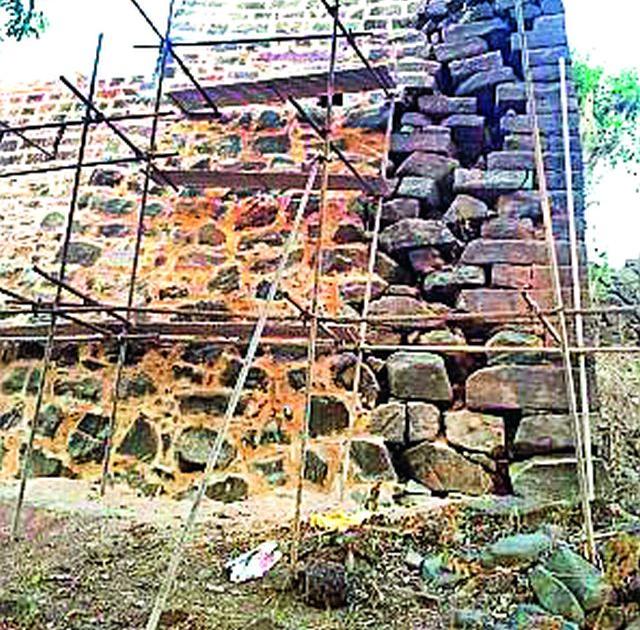 Vairagad fort repair | वैरागड किल्ल्याची डागडुजी रखडली