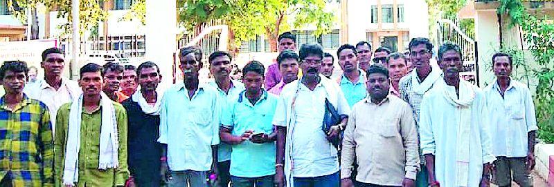 Six District laborers hit the District Collectorate | सहा गावातील मजुरांची जिल्हा कचेरीवर धडक