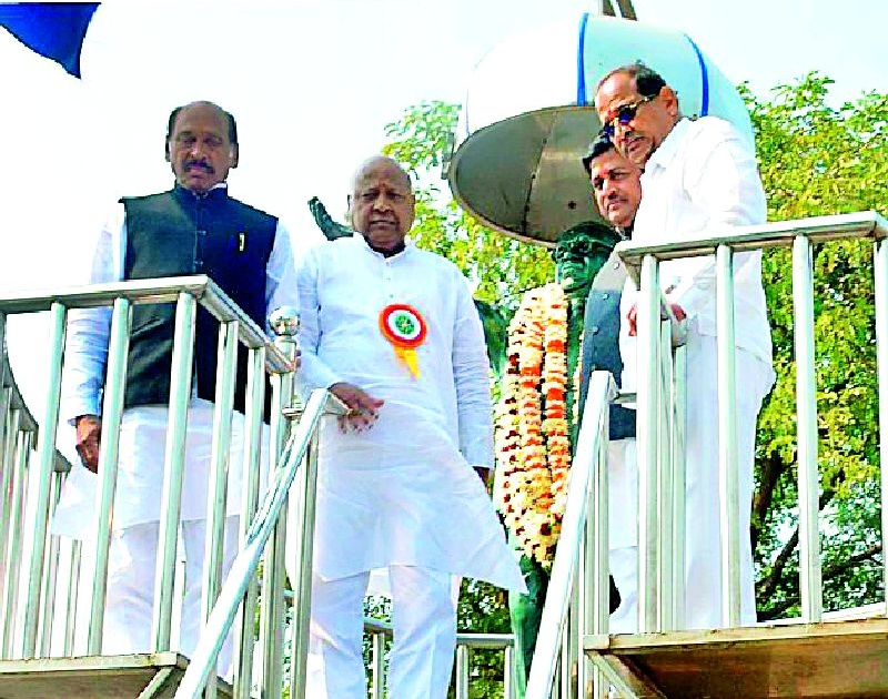 Congress leaders greeted Baba Saheb | कॉँग्रेस नेत्यांनी केले बाबासाहेबांना अभिवादन