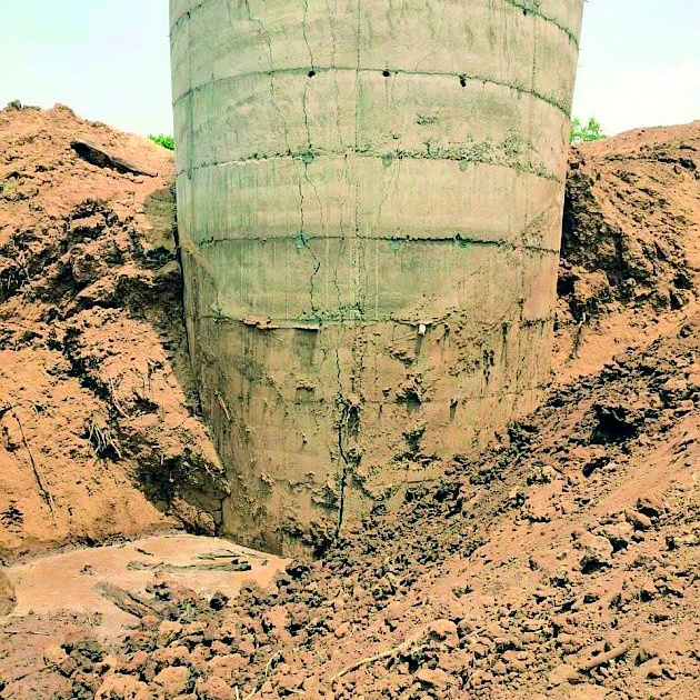Construction of defective water supply scheme | पाणी पुरवठा योजनेच्या विहिरीचे सदोष बांधकाम