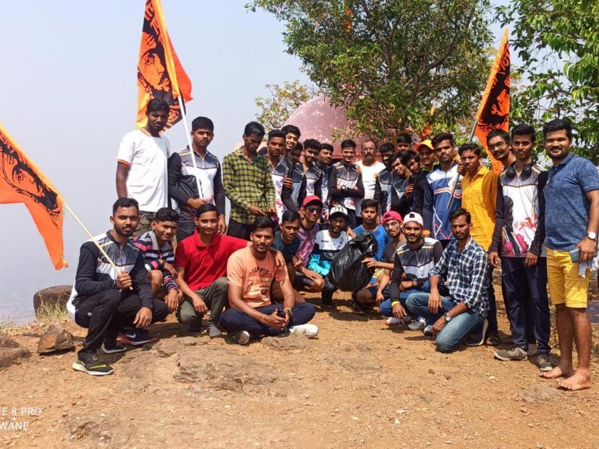 Members of 'Shivdurg' cleaned Gorakhgad | ‘शिवदुर्ग’च्या सदस्यांनी केली गोरखगडावर स्वच्छता