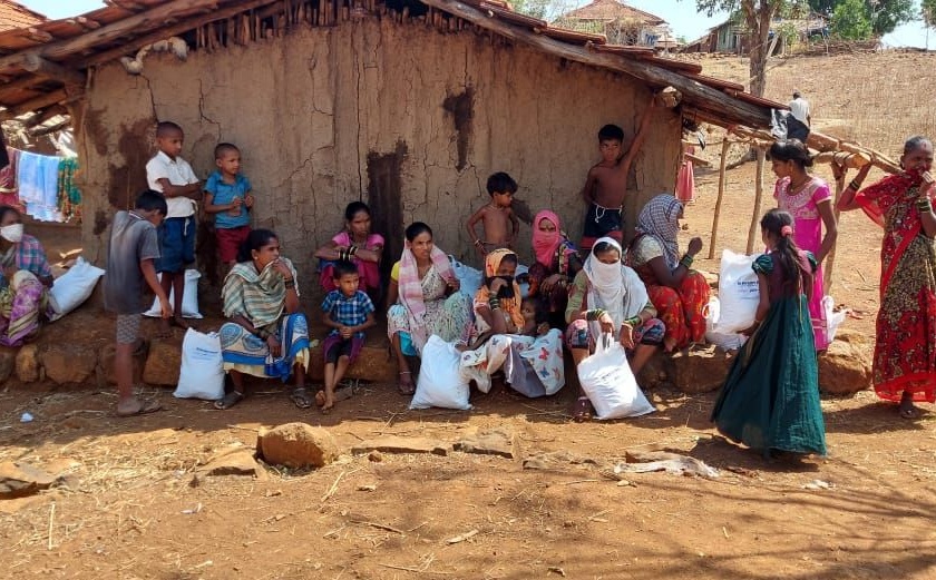 Distribution of grocery kits to tribals in remote areas | अतिदुर्गम पाड्यातील आदिवासीबांधवांना किराणा किटचे वाटप