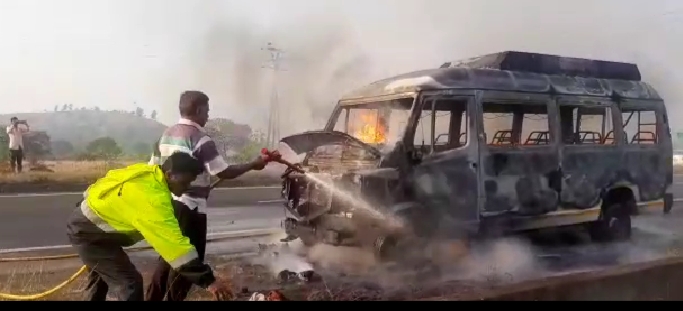 Tempo Traveler suddenly caught fire and burned the vehicle | टेम्पो ट्रॅव्हलरला अचानक आग लागल्याने वाहन जळुन खाक