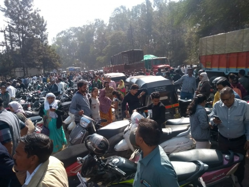 Sainathnagar road traffic congestion on the four roads | साईनाथनगर चौफुलीलगत रस्त्यावर वाहतुकीची कोंडी
