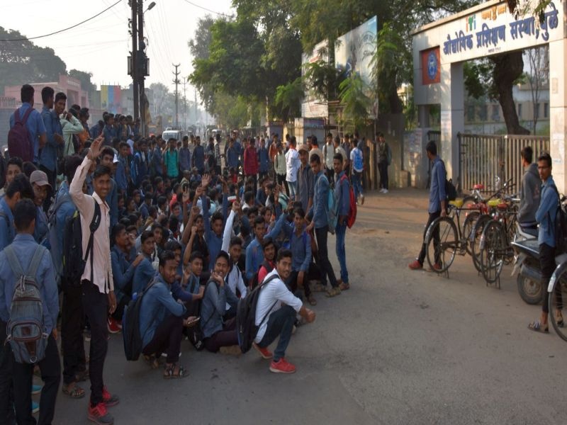ITI students fasting behind in Dhule | धुळे येथील आयटीआयच्या विद्यार्थ्यांचे उपोषण मागे