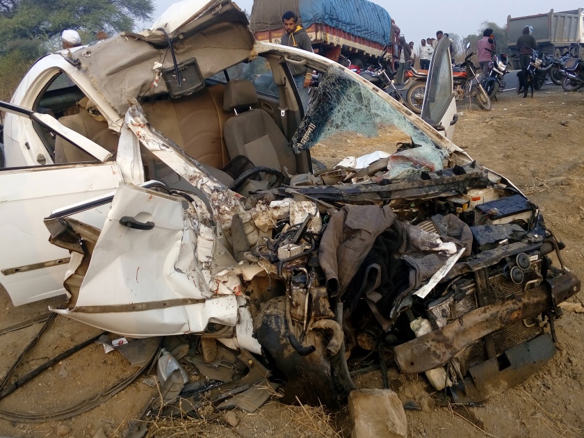 Two killed in accident near Banegaon | बानेगाव पाटीजवळ कार-ट्रकच्या धडकेत दोन ठार