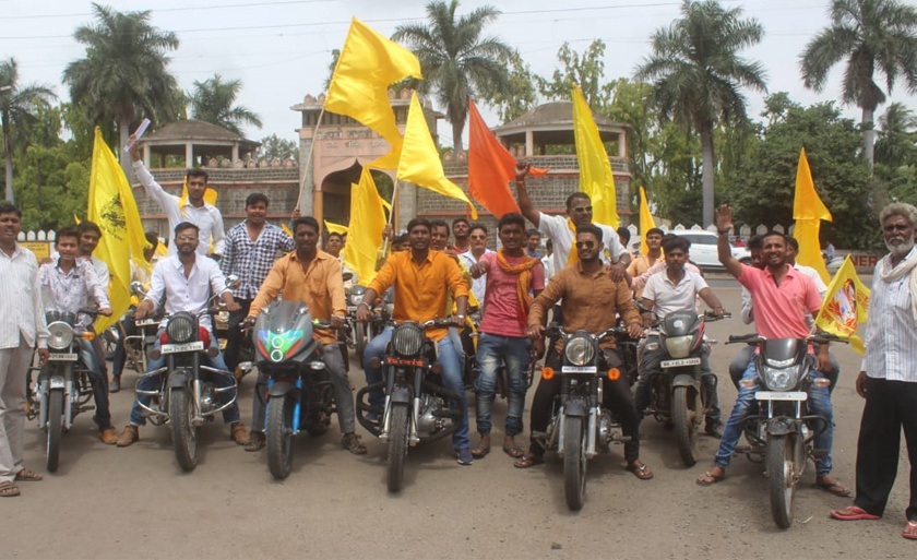 Motorcycles rally in Jalna city | चक्का जामच्या पार्श्वभूमीवर शहरातून मोटारसायकल रॅली