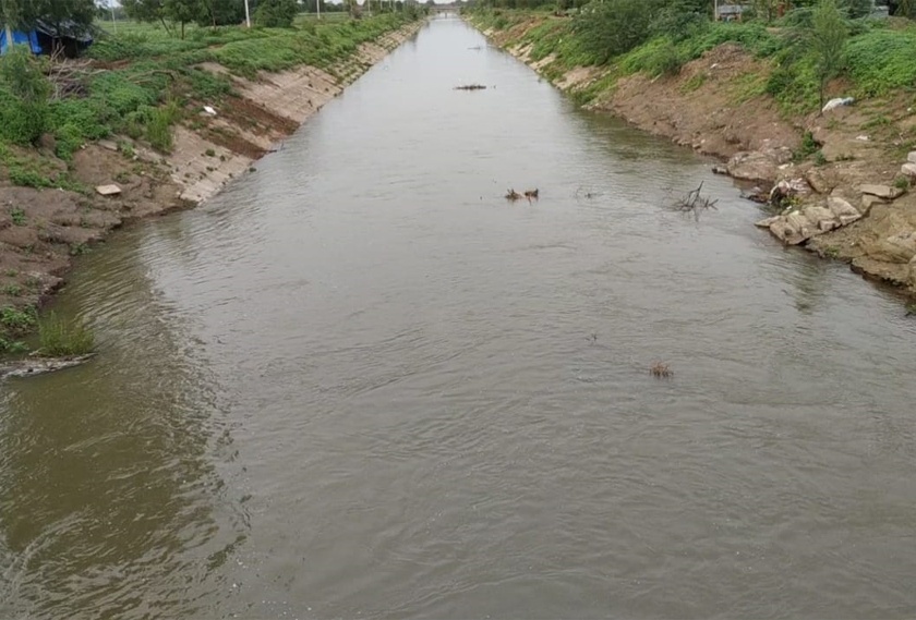 In the water district in the left canal of the Jaikwadi project | जायकवाडी प्रकल्पाच्या डाव्या कालव्यातील पाणी जिल्ह्यात