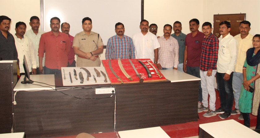 Fake weapons found in Jalna | जालन्यात घातक शस्त्रसाठा पकडला