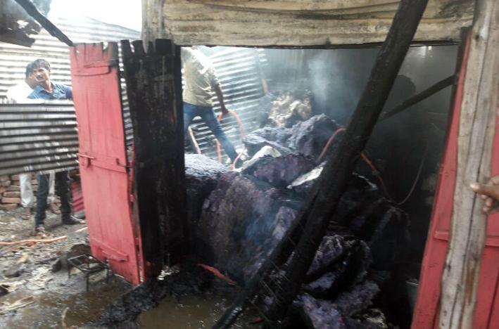 Fire in two shops in Tirthapuri | तीर्थपुरीत दोन दुकानांना आग