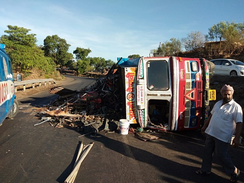  The driver of the truck turned upside down and killed the driver on the spot | कसारा घाटात ट्रक पलटी, चालक जागीच ठार