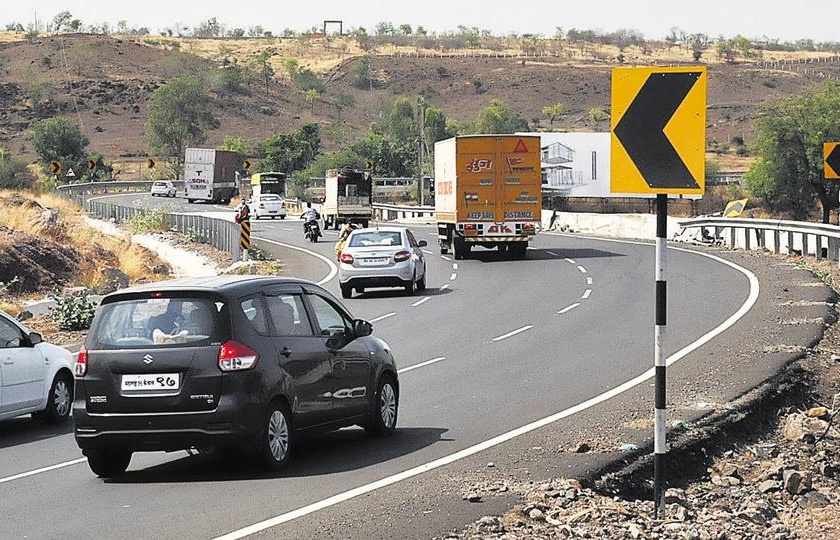 Satara: Highway Close: Bagla Open, closed six cargo trucks on Pune-Bangalore highway | सातारा : हायवे क्लोज.. बोगदा ओपन, पुणे-बेंगलोर महामार्गावर सहा मालवाहू ट्रक बंद