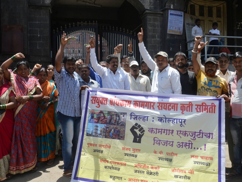 Kolhapur: Provide certificates to the construction workers, there is a protest movement in front of the municipal corporation | कोल्हापूर : बांधकाम कामगारांना दाखले द्यावेत, कृती समितीचे महापालिकेसमोर ठिय्या आंदोलन