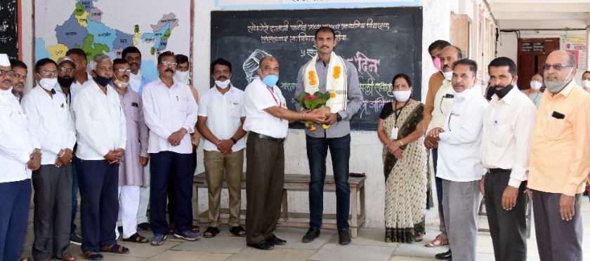 Dattu Bhokanal felicitated at Lasalgaon on behalf of Shikshan Sahayak Mandal | शिक्षण सहाय्यक मंडळाच्यावतीने लासलगावी दत्तु भोकनळचा सत्कार