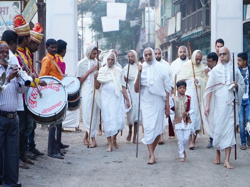 Muktiprabha surishwar Maharaj, Akshaybhadra Surishwarji Maharaj 40 Jain Munis comes in manchar | मुक्तिप्रभसुरीश्वर महाराज, अक्षयभद्र सुरीश्वर महाराजांसह ४० जैनमुनींचा मंचरप्रवेश उत्साहात