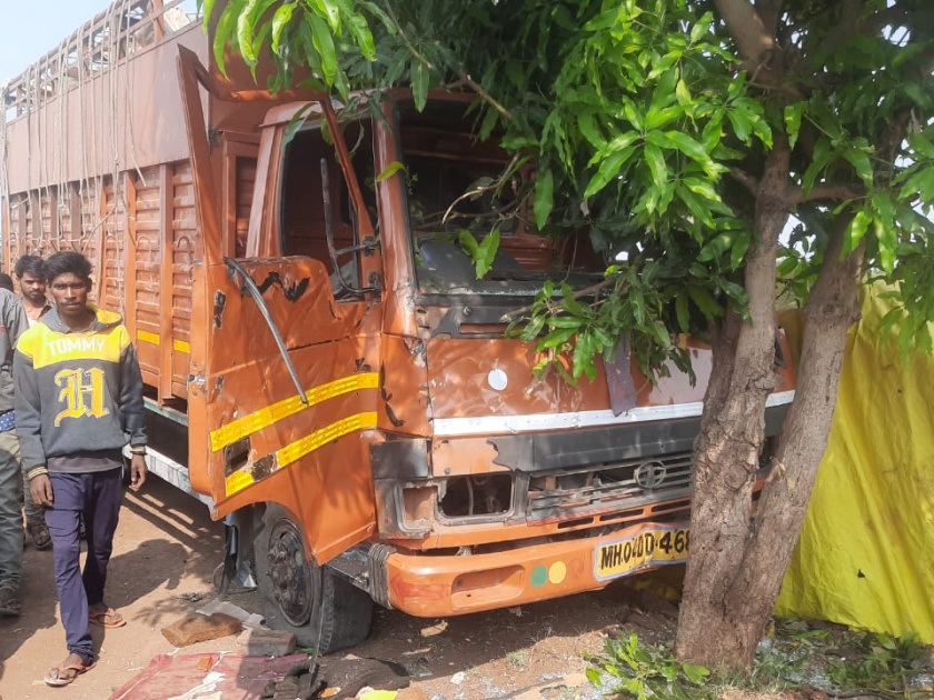 Eicher truck rammed into huts at Mohadi | मोहाडी येथे झोपड्यांमध्ये घुसला आयशर ट्रक