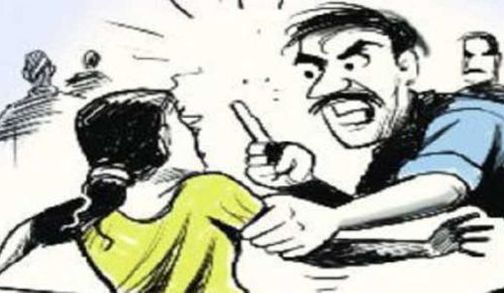 The mob threatens and threatens the woman | जमावाची महिलेस शिविगाळ व धमकी