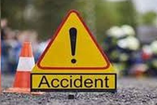 One killed, ten injured in road mishap | मोलगी रस्त्यावर अपघातात एक ठार तर दहाजण जखमी