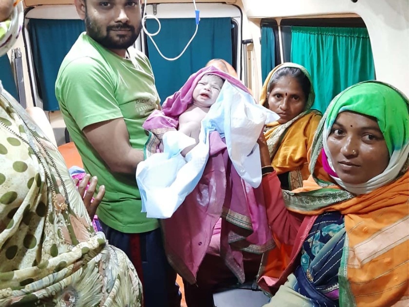 In the ambulance, the woman gives birth to a baby | रुग्णवाहिकेतच महिलेने दिला बाळाला जन्म