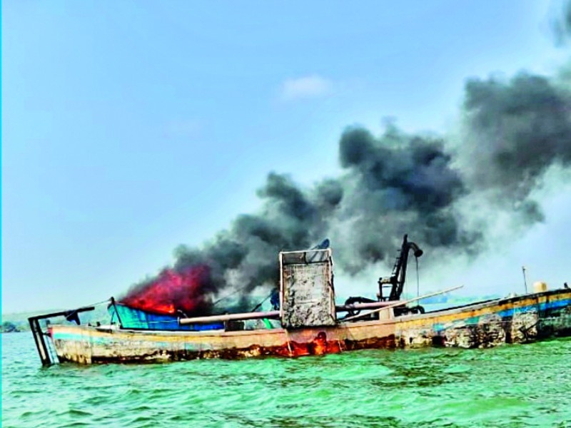 21 boats were destroyed at Nimone in the Shirur taluka | शिरुर तालुक्यातील निमोणेत २१ बोटींना जलसमाधी