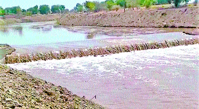 The summer of the Champawati river in Chhurdi is flooded | चहार्डी येथील चंपावती नदीला भर उन्हाळ्यात पूर