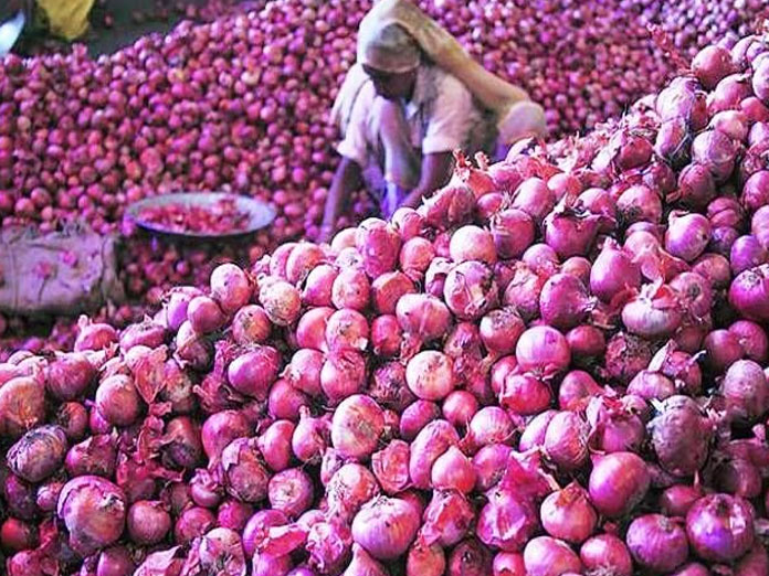 Demand for onion auction in the sub-market of Patoda | पाटोदा येथील उपबाजारात कांदा लिलावाची मागणी