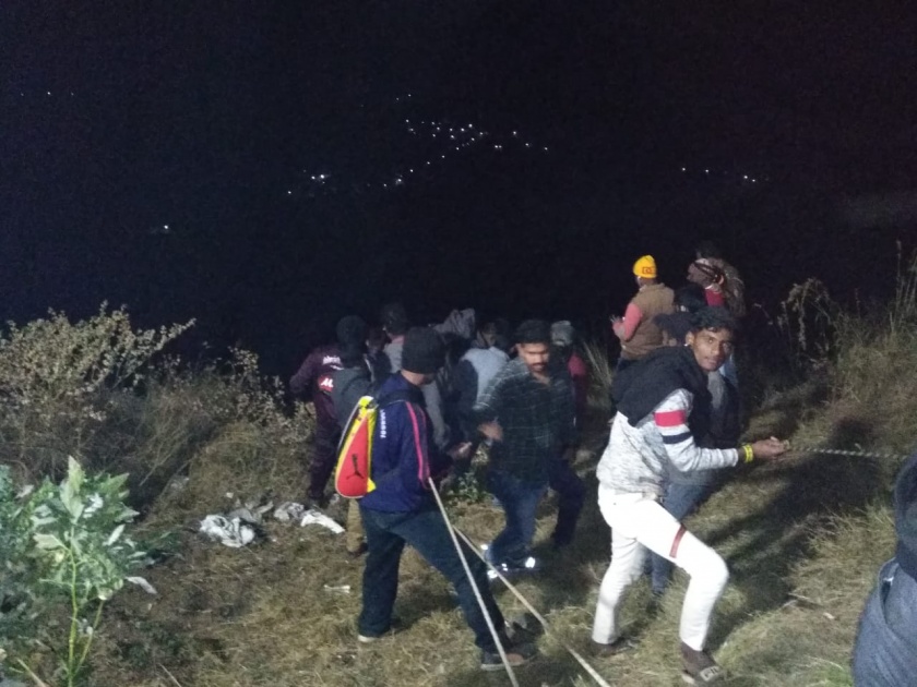 The car crashed into a four-hundred-foot valley at Panchgani | पाचगणी येथे चारशे फूट दरीत कार कोसळली, मुुंबईतील दाम्पत्य जखमी