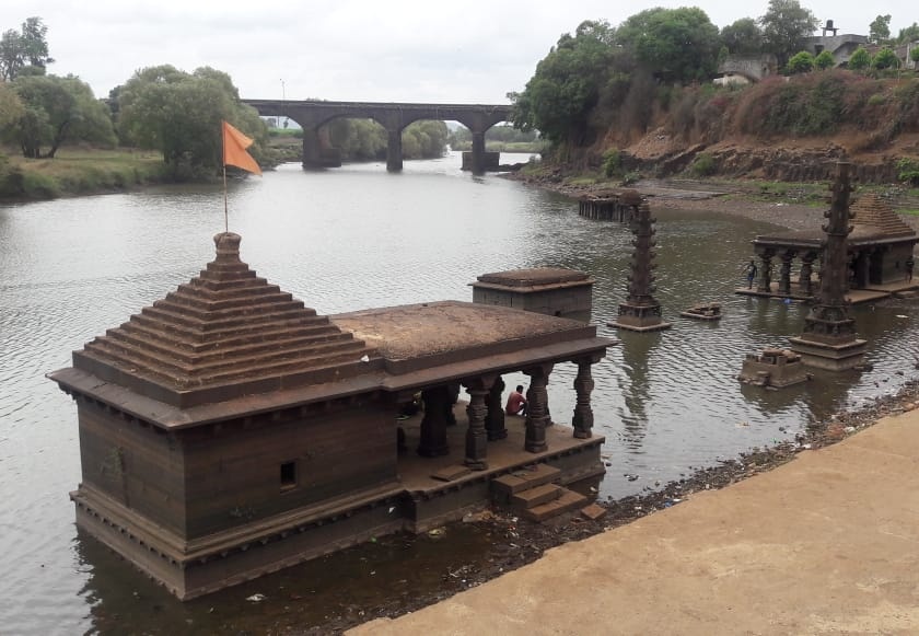 View of the ancient temples of Panchganga Katha after flooding the water | पाणी आटल्याने पंचगंगा काठावरील प्राचीन मंदिरांचे दर्शन